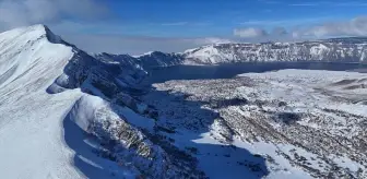 Nemrut Krater Gölü Karla Beyaza Büründü