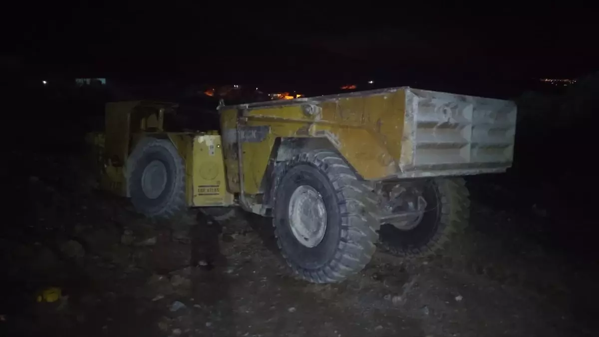 Ödemiş'te Maden Kamyonu Devrildi, Sürücü Hayatını Kaybetti