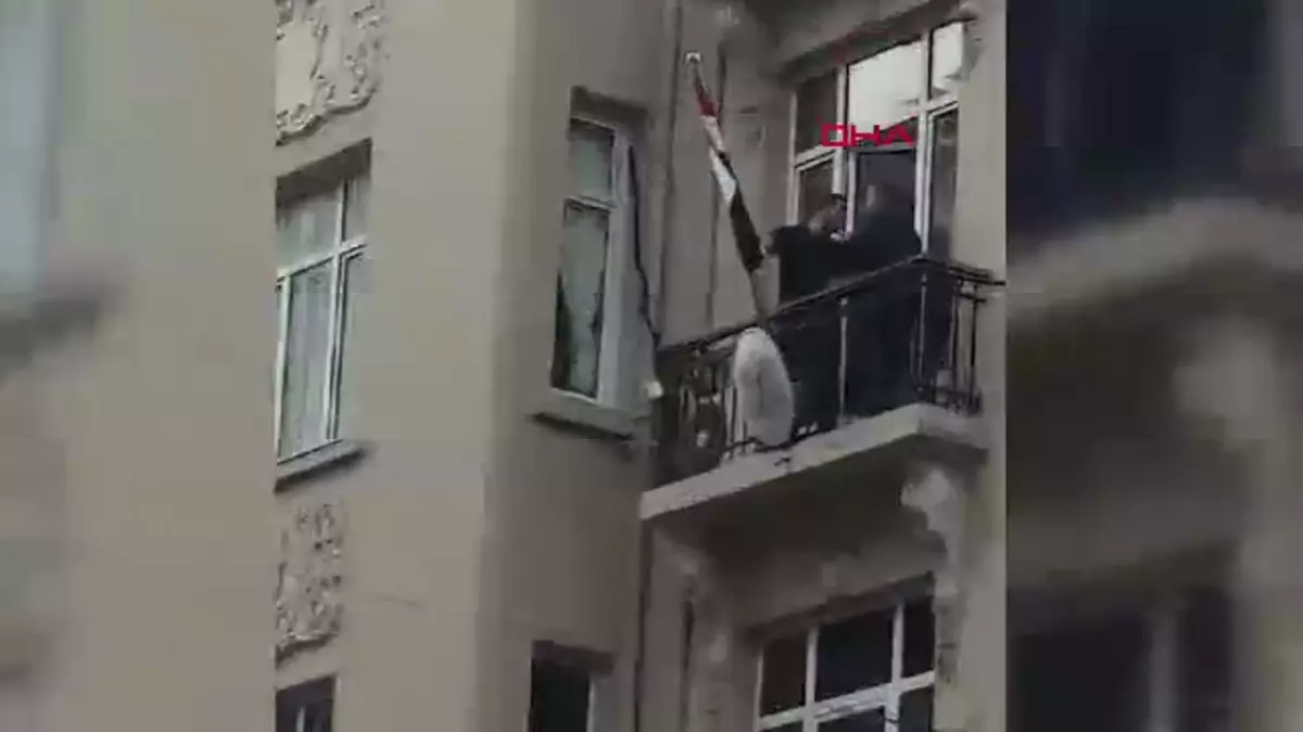 Muhalifler Suriye Konsolosluğu'na Girdi