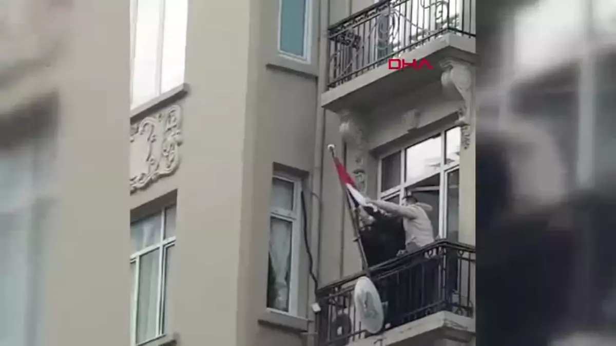 İstanbul'da konsolosluk binasına giren muhalifler Suriye bayrağını değiştirdi