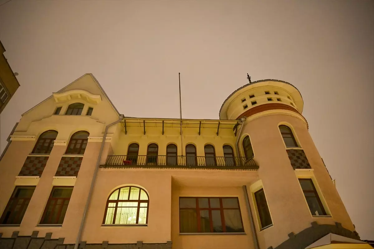 Suriye'nin Moskova Büyükelçiliğinde Baas rejimine ait bayrak indirildi