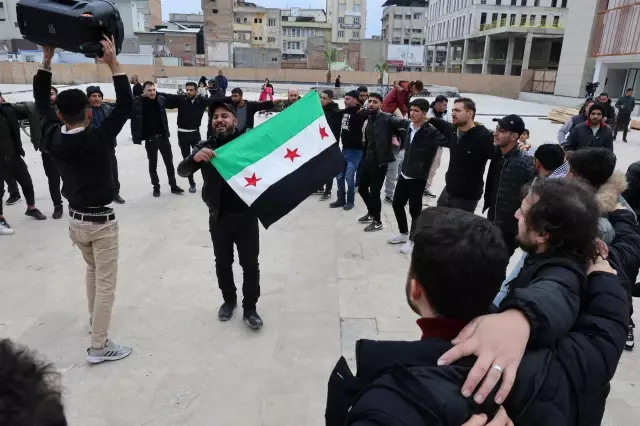 Suriyelilerden Adana'da kutlama: Ülkemize dönmenin vakti geldi