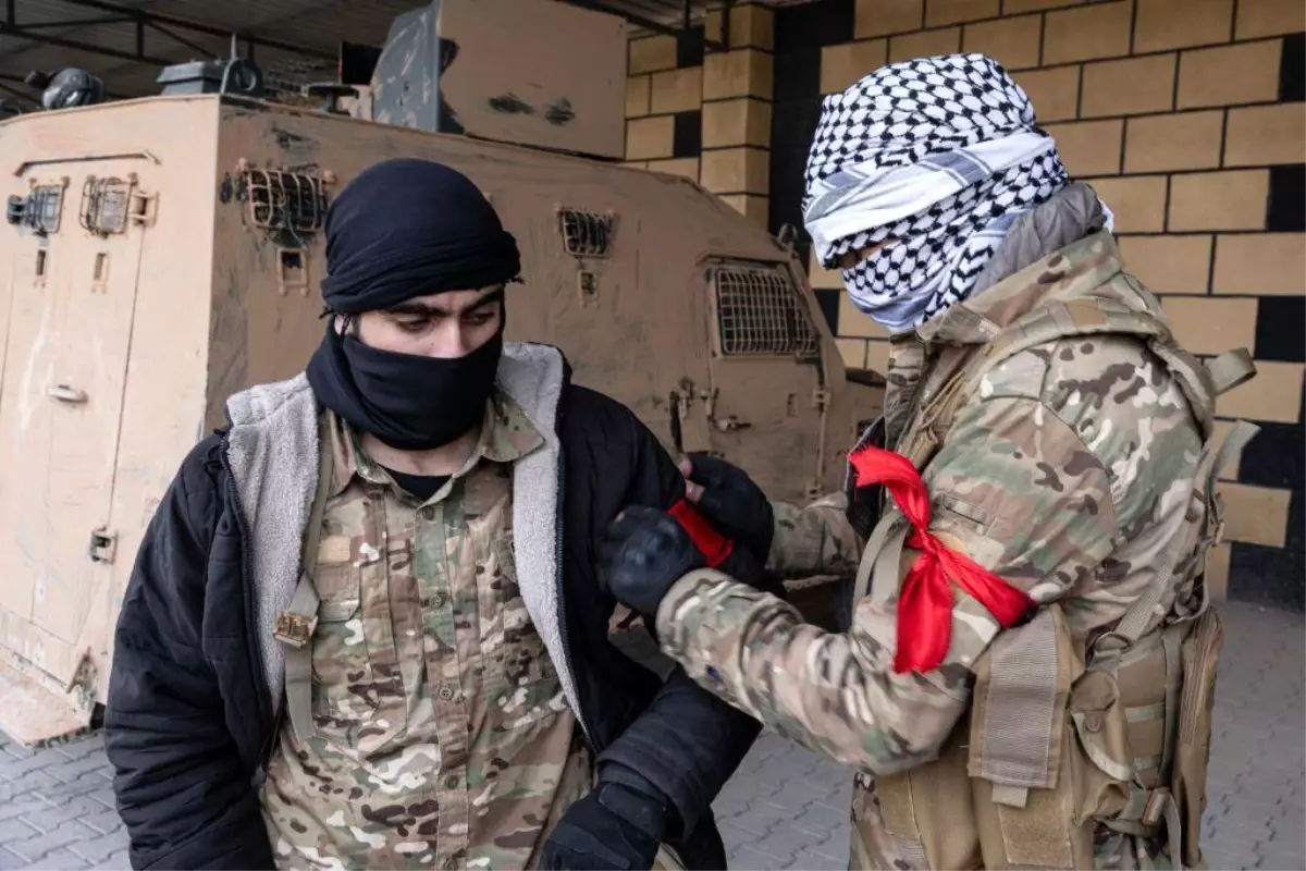 Suriye'de Gerilim Artıyor: HTŞ Şam'ı Ele Geçirirken SMO Menbiç'e Operasyon Başlattı