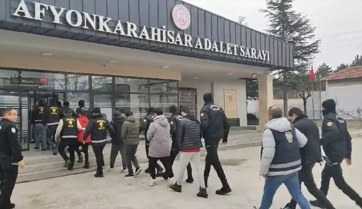 Dolandırıcılık Operasyonunda 8 Zanlı Tutuklandı