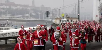 Budapeşte'de Noel Baba Koşusu Yoğun Katılımla Gerçekleşti