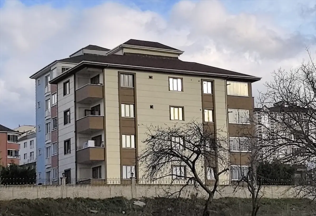 İnegöl'de Balkondan Düşen Genç Ağır Yaralandı