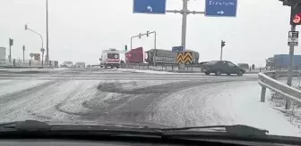 Kars'ta Buzlanan Yolda Zincirleme Trafik Kazası