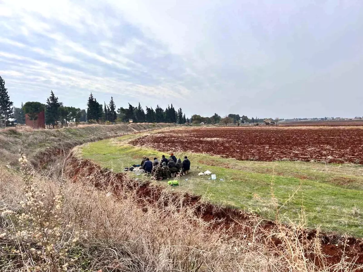 Suriye'de Esad Rejimi Düştü: Muhalifler Hama'da Şükür Namazı Kıldı