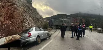 Eğirdir'de Otomobil ile Tır Çarpıştı: 3 Yaralı