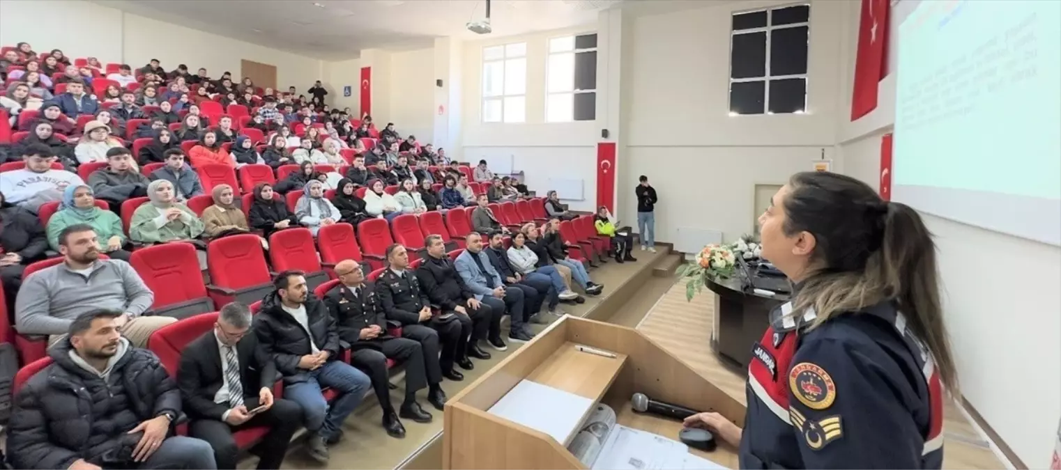 Amasya Üniversitesi Öğrencilerine Jandarma Tarafından Güvenlik Bilgilendirmesi