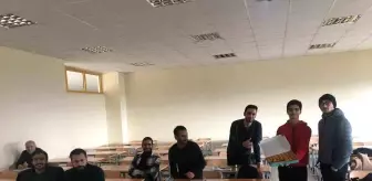 Suriye'deki Gelişmeleri Kutlayan Suriyeli Öğrenci, Fırat Üniversitesi'nde Tatlı Dağıttı