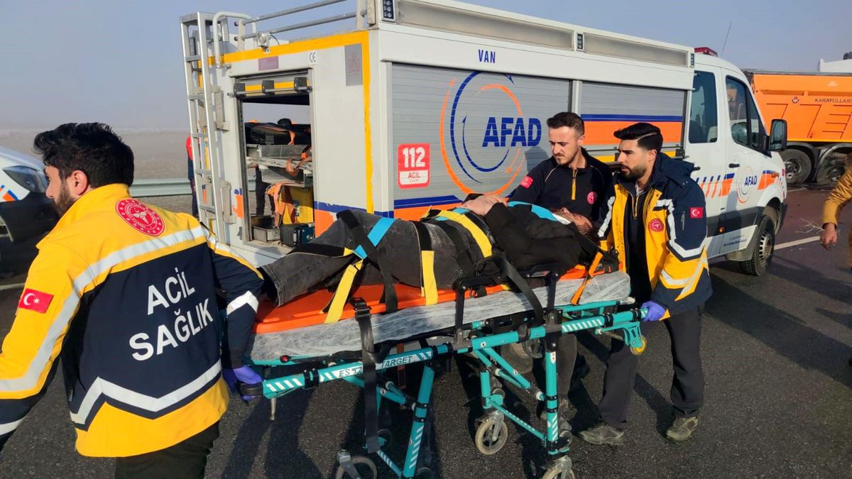 Van'da Yoğun Sis ve Buzlanma Nedeniyle Zincirleme Trafik Kazası: 1 Ölü, 51 Yaralı