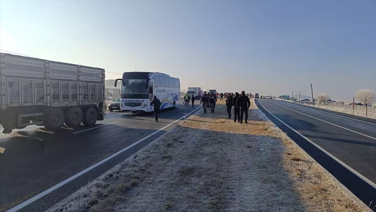 Van'da Zincirleme Trafik Kazası: Çok Sayıda Yaralı