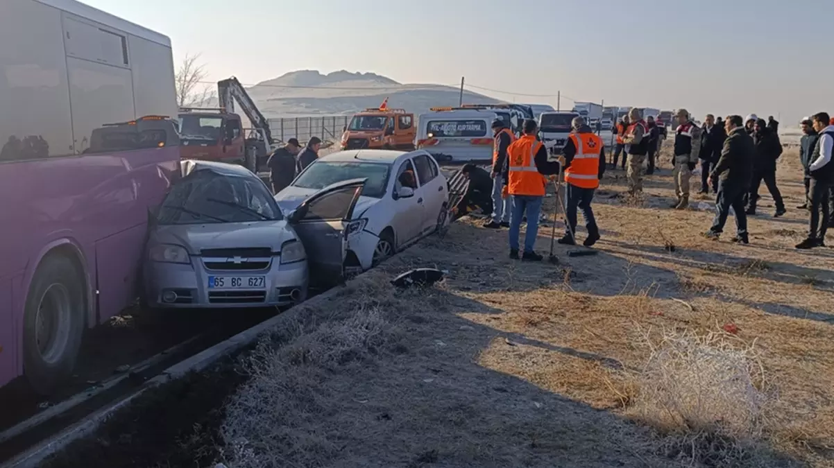 Van'da zincirleme trafik kazası! Ölü ve yaralılar var