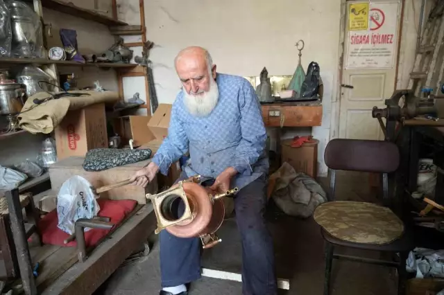 In Vezirköprü, the 81-year-old master meets foreign demands for handmade copper samovars