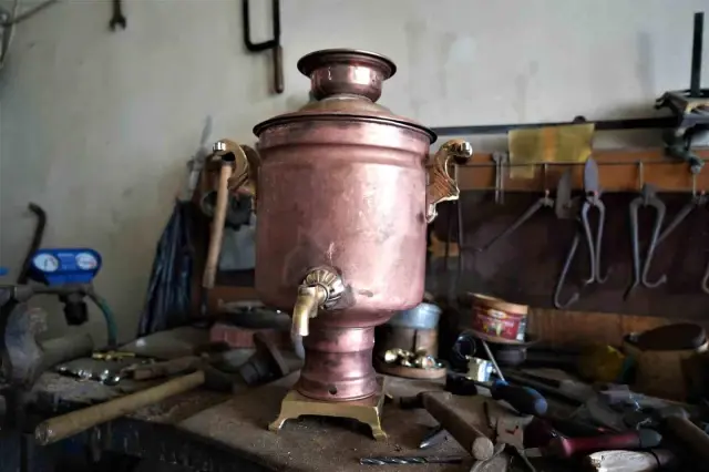 In Vezirköprü, the 81-year-old master meets foreign demands for handmade copper samovars