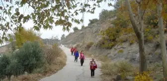 Kızılay Gönüllüleri Depremzede Çiftçiye Zeytin Hasadında Destek Oldu