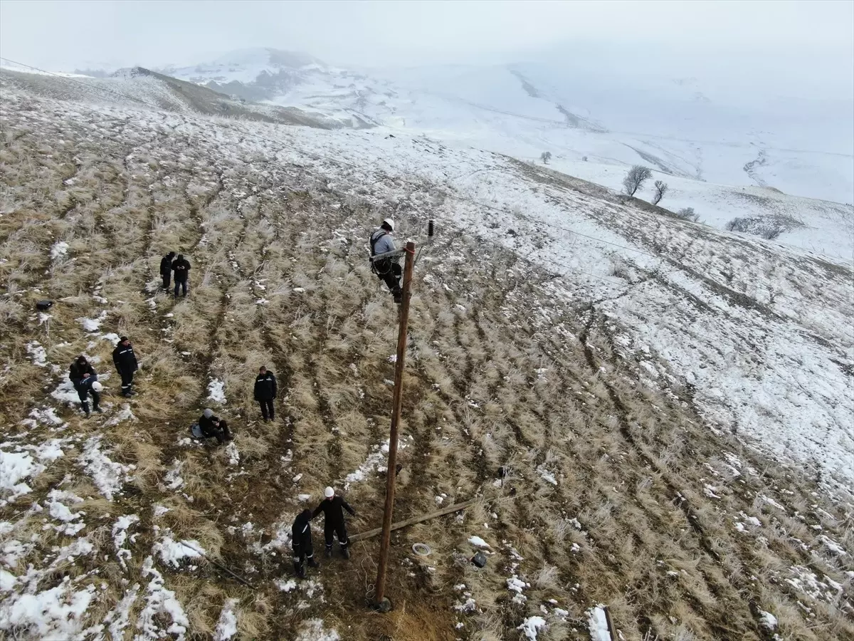 Muş'ta Zorlu Hava Koşullarında Elektrik Arızaları Onarılıyor