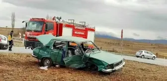 Kütahya'da Büyükbaş Hayvan Yüklü Kamyonet ile Otomobil Çarpıştı: 2 Yaralı