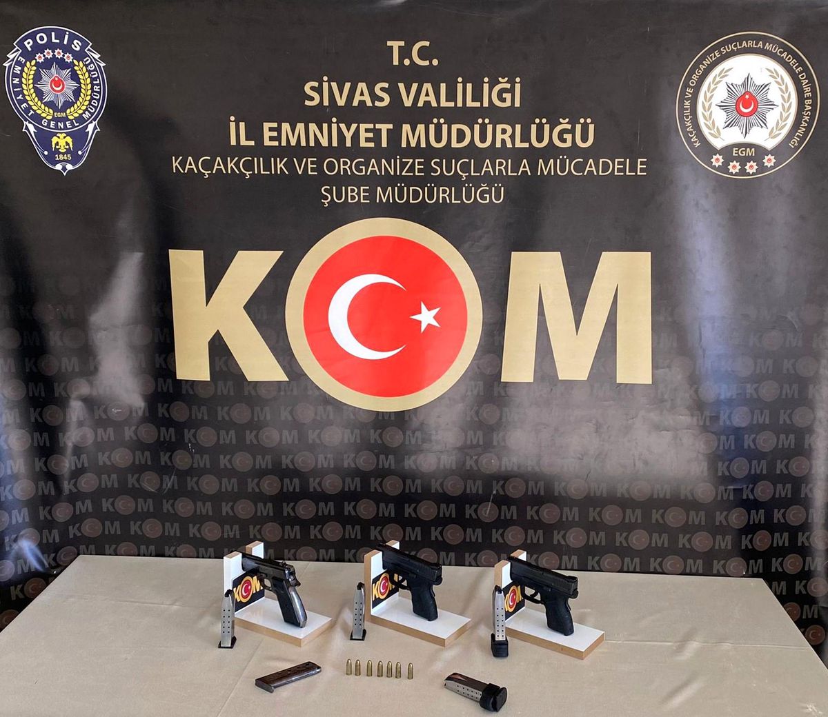 Sivas'ta Eş Zamanlı Operasyon: 3 Tutuklama ve Çok Sayıda Kaçak Silah