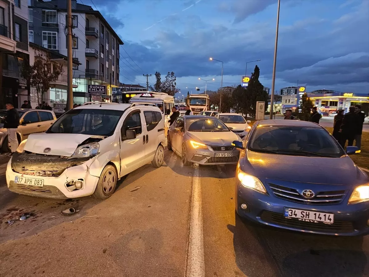 Afyonkarahisar'da Zincirleme Trafik Kazası: 7 Yaralı