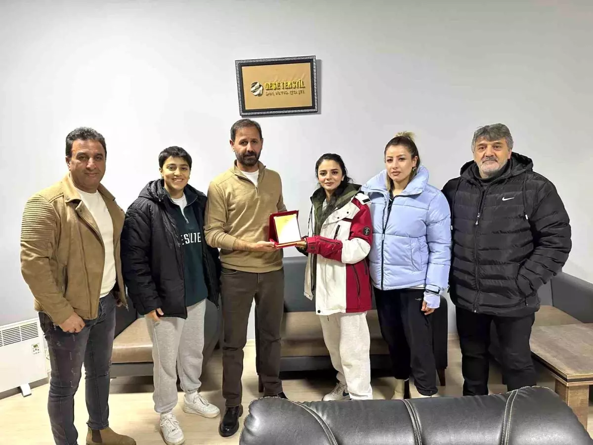 Ağrı Kadın Futbol Takımı'ndan Sponsora Teşekkür Ziyareti