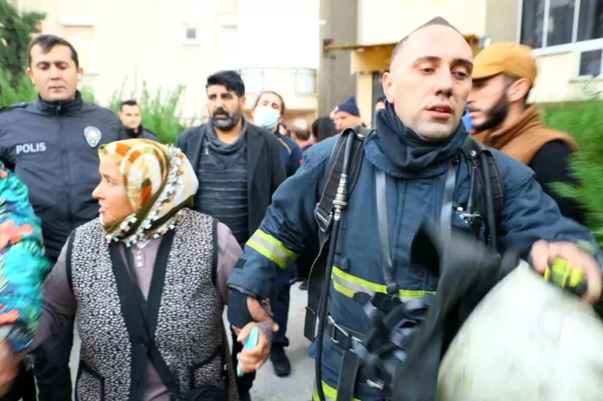 Antalya'da Yangın Korkusu: 4 Kişi Hastaneye Kaldırıldı
