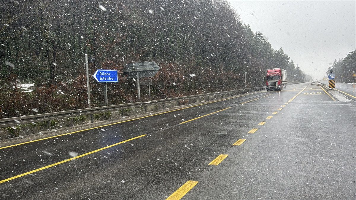 Bolu Dağı'nda Kar Yağışı Etkili Olmaya Başladı