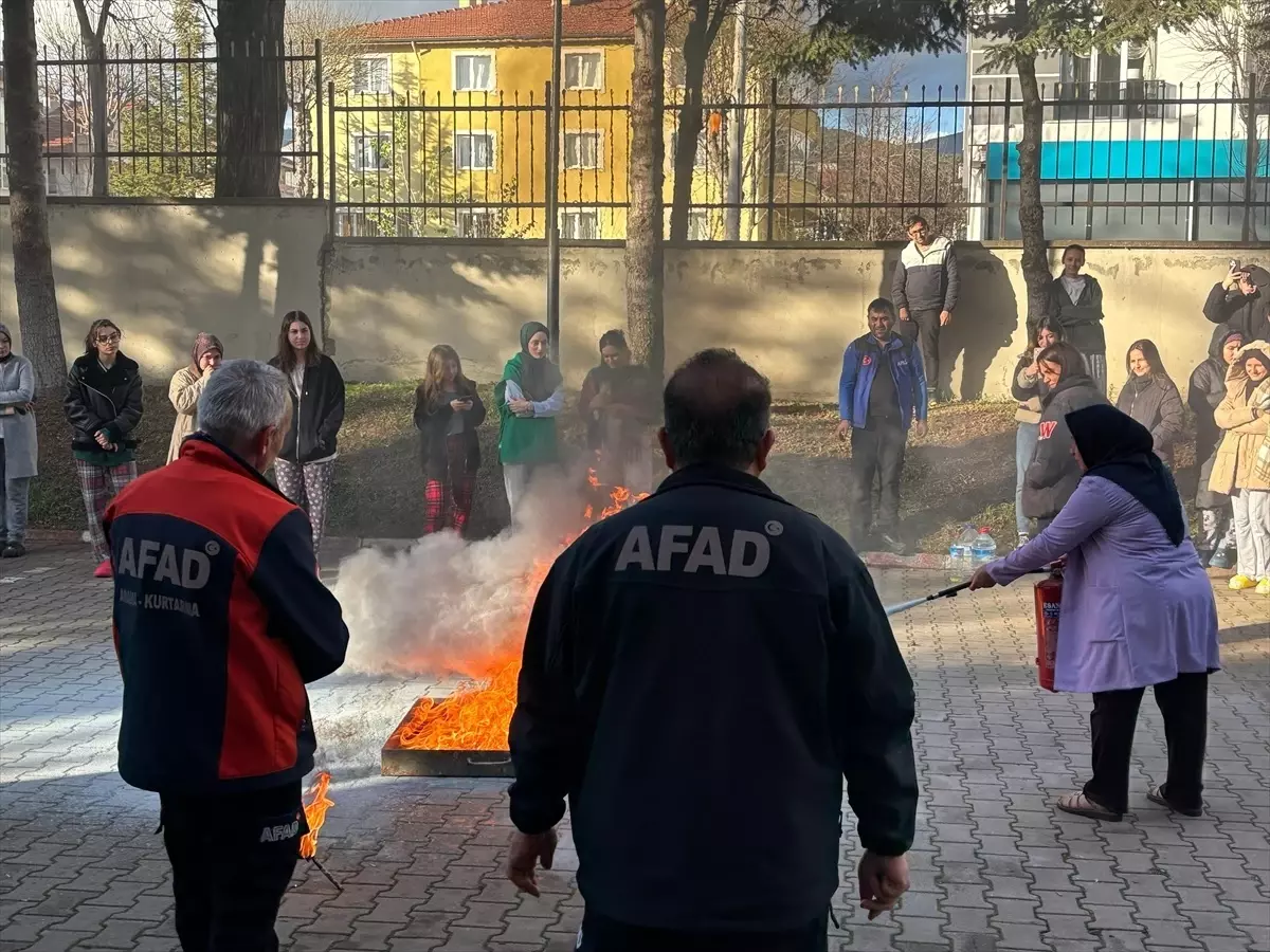 Bolu'da Öğrencilere Yangın Eğitimi ve Bina Tahliyesi Tatbikatı