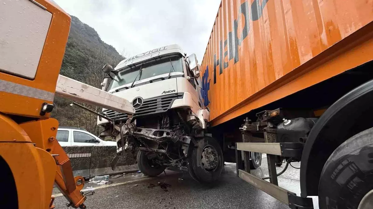 Sakarya'da Zincirleme Trafik Kazası: İki Tır ve Bir Otomobil Karıştı