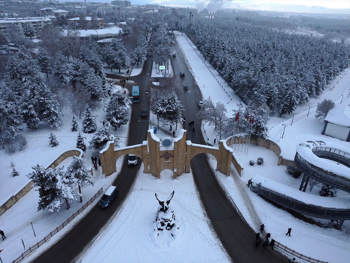 Erzurum'da Kar Yağışı Şehri Beyaza Bürüdü