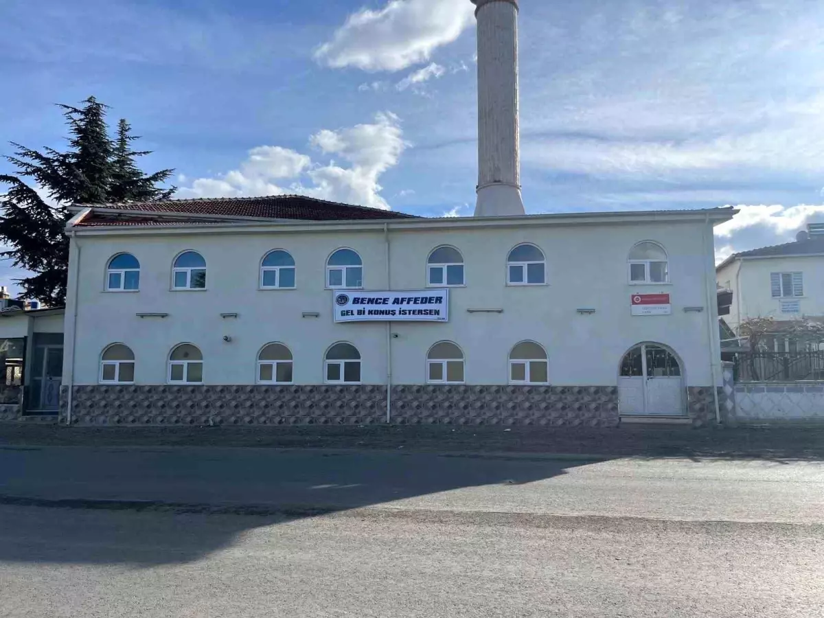 Eskişehir'de caminin duvarına 'Bence affeder, gel konuş istersen' yazılı pankart asıldı