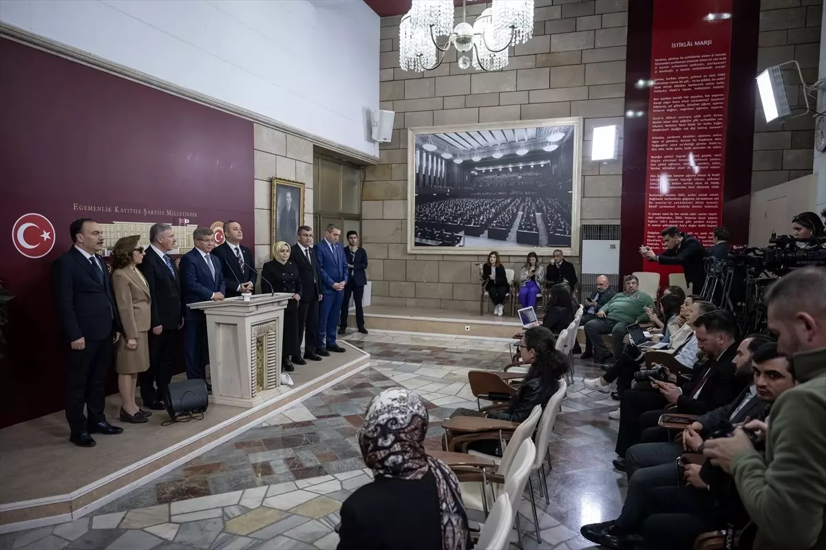 Davutoğlu: Suriye'nin İstikrarı İçin Türkiye'nin Enerjisi Bir Araya Gelmeli