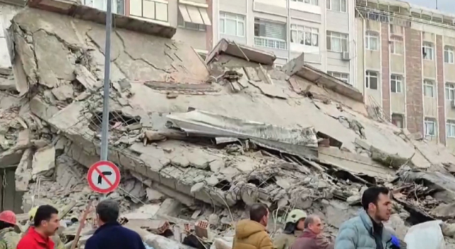 İstanbul'da bina çöktü! Olay yerine çok sayıda ekip sevk edildi