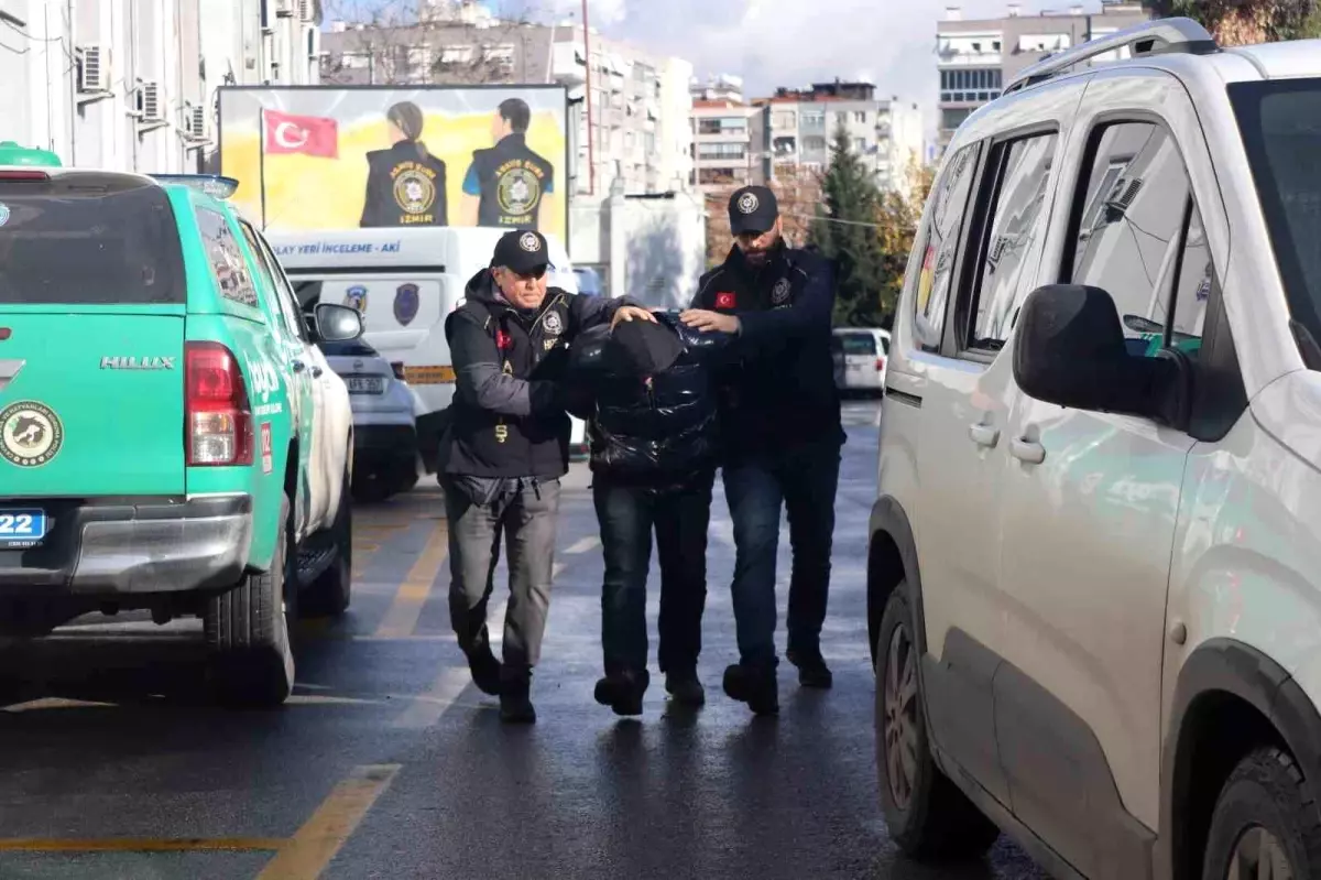 İzmir'de Komşunun Duvarını Delip Hırsızlık Yapan Şahıs Tutuklandı