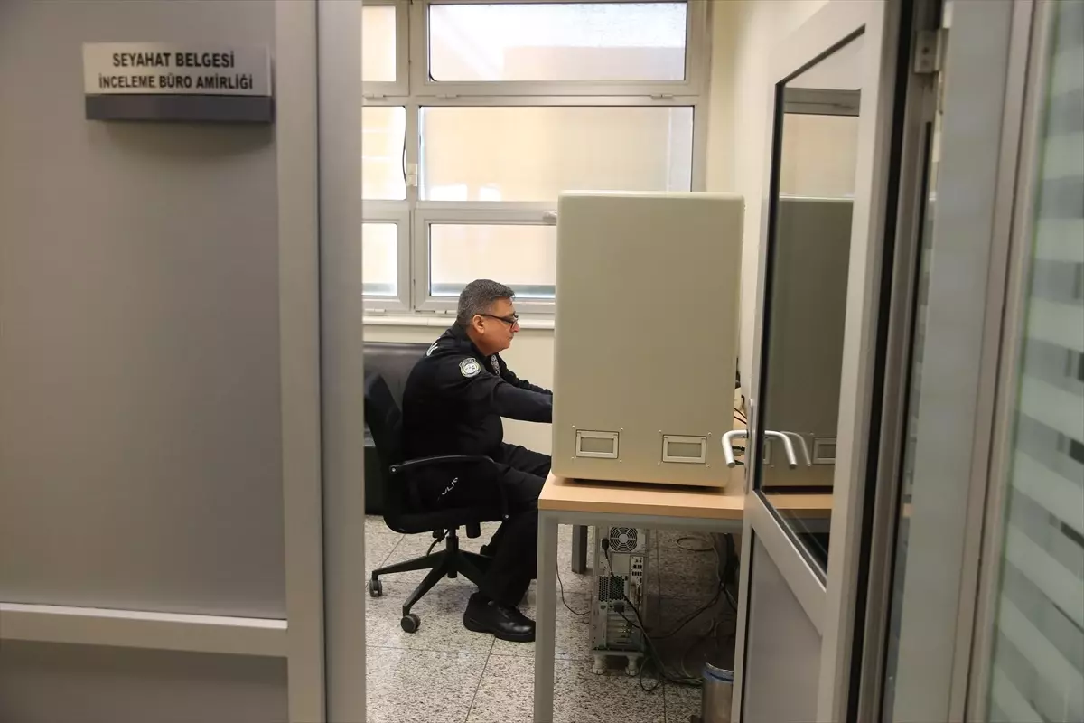 Kapıkule Sınır Kapısında Sahte Belgeler TÜBİTAK Cihazıyla Tespit Ediliyor