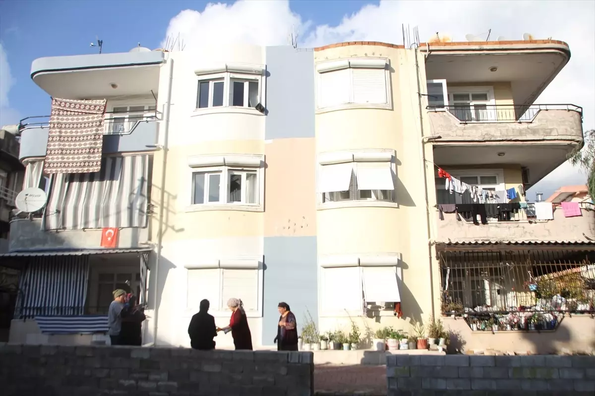 Antalya'da Apartmandan 2 Kamyon Çöp Çıkarıldı