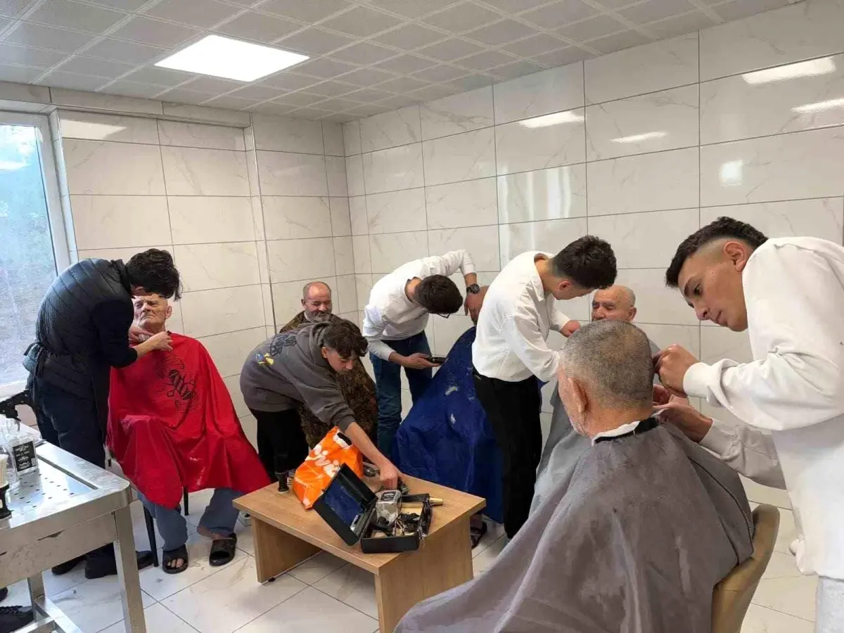 Osmancık Öğrencileri Huzurevi Sakinlerine Kuaförlük Hizmeti Verdi
