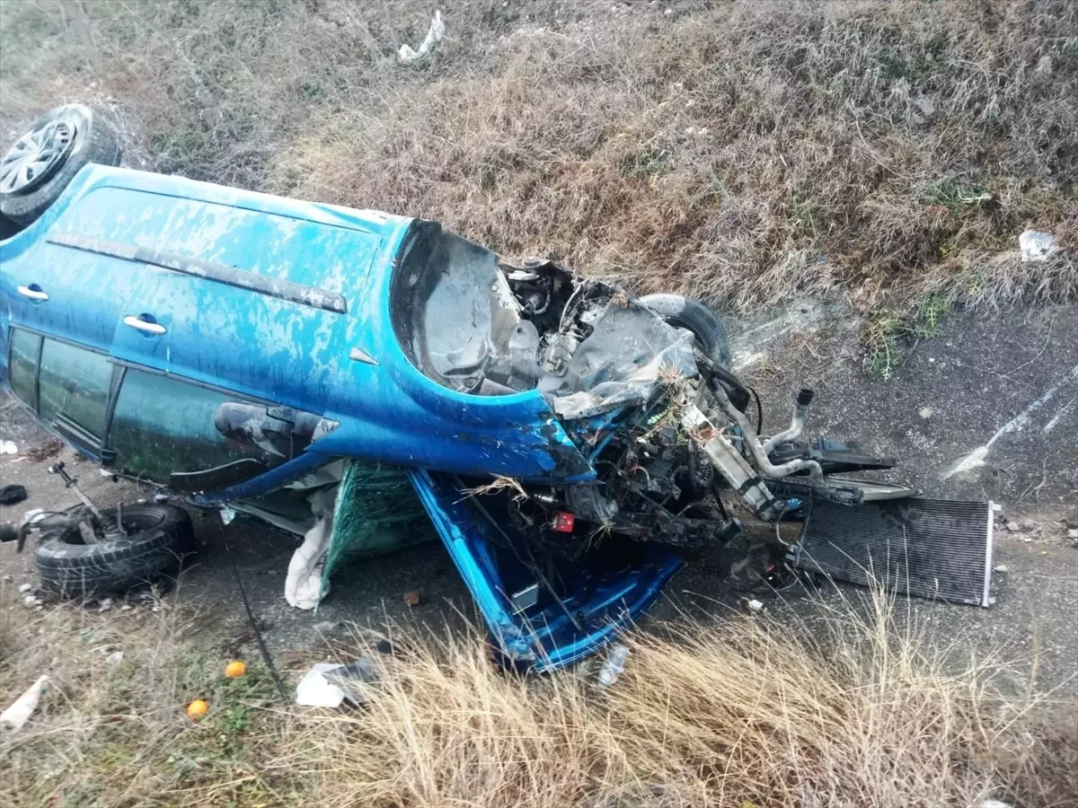 Saraydüzü'nde Şarampole Devrilen Otomobilde İki Yaralı