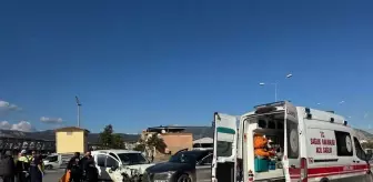 Söke'de Otomobil ve Ticari Araç Çarpıştı: 3 Yaralı