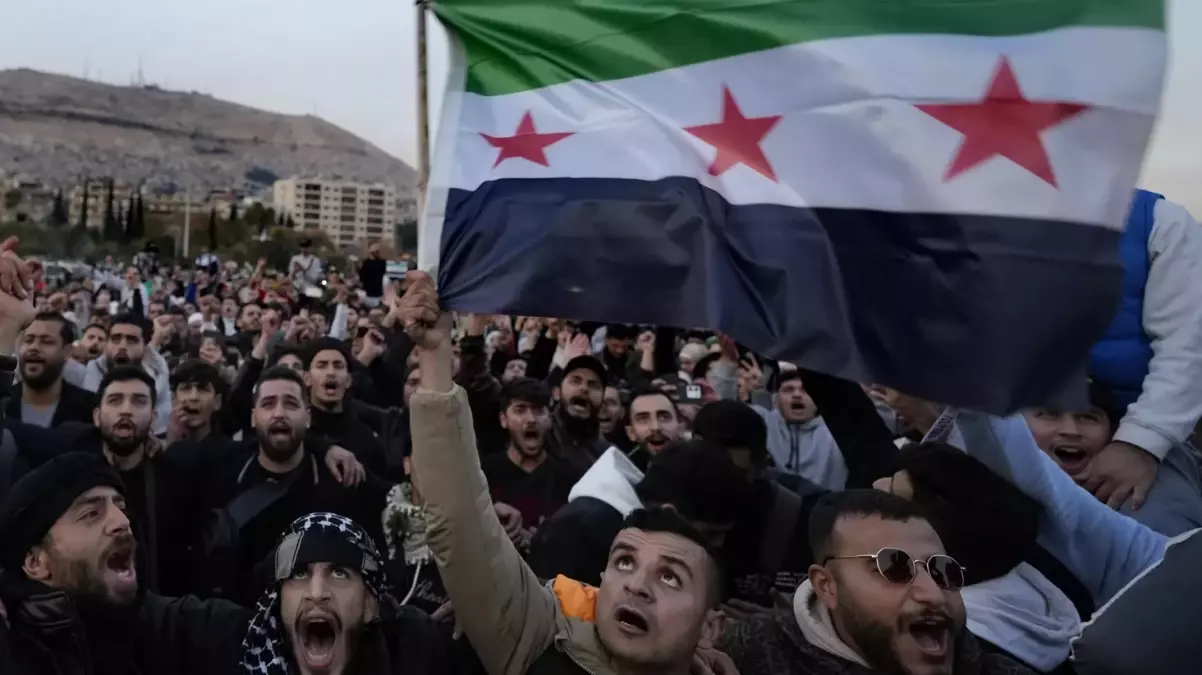 Suriye'de yeni hükümet, anayasayı ve parlamentoyu 3 ay boyunca askıya aldı