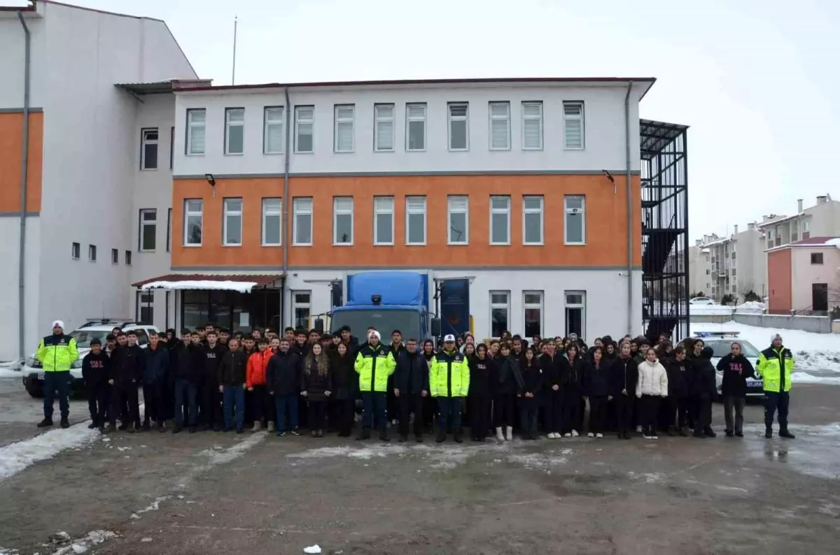 Tercan'da Emniyet Kemeri Eğitimi: Simülasyon Aracı ile Karşılaşılan Kazalar Anlatıldı