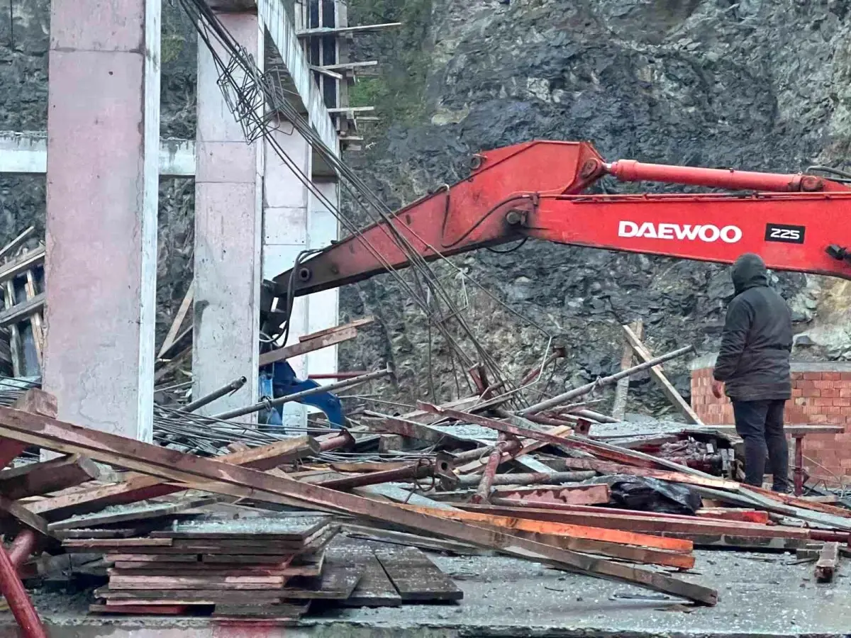 Trabzon'da İnşaat Iskelesi Çöktü, 3 İşçi Yaralandı