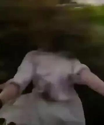 Молодая женщина, высунувшаяся из поезда, упала, ударившись о дерево