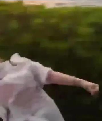 Trenden sarkarak poz veren genç, kız ağaca çarparak düştü