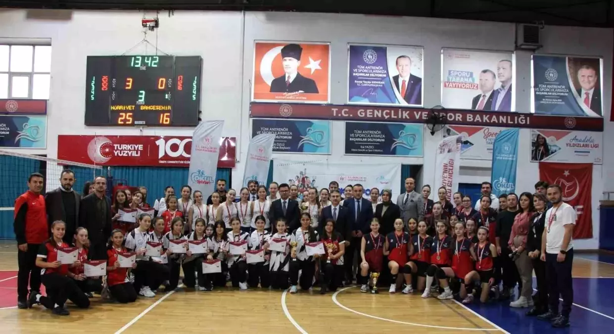 Hürriyet Ortaokulu Yıldız Kızlar Voleybol Müsabakalarında Şampiyon Oldu
