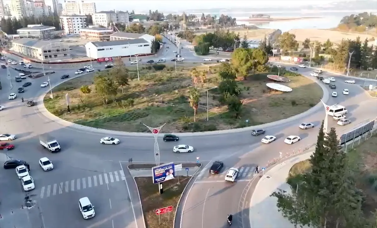 Adana'da Trafik Polisi 'Akıllı Kavşak' Kullanımını Anlattı