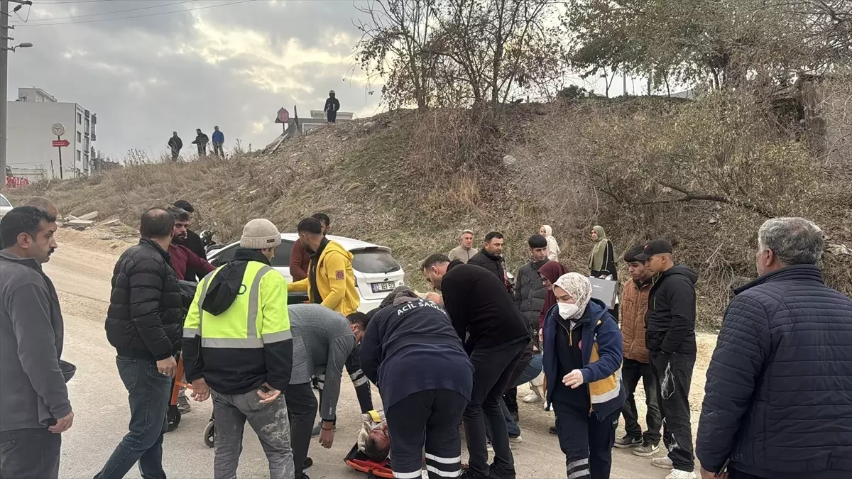 Adıyaman'da Motosiklet Devrildi, Sürücü Ağır Yaralandı