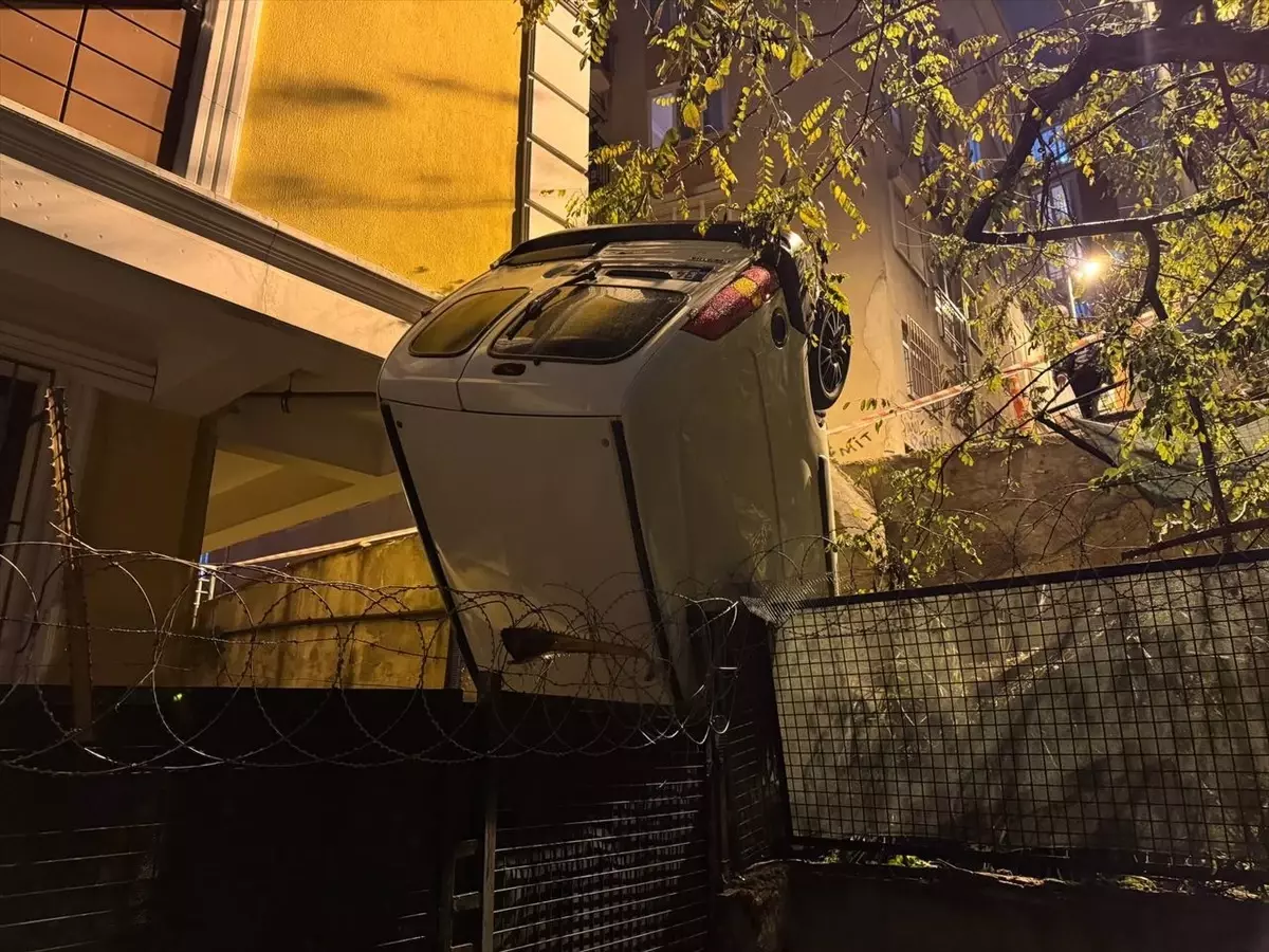 Beşiktaş'ta Park Halindeki Araç Binanın Bahçesine Düştü