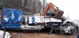 Hendek'te Tır Devrildi, Bir Kişi Ağır Yaralandı